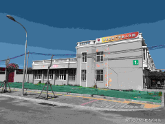 2岁的王爷爷正在护理员伴随下沿1.2公里丛林步道